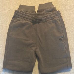 NWOT Abercrombie Kids essential joggers in charcoal grey, size 11/12